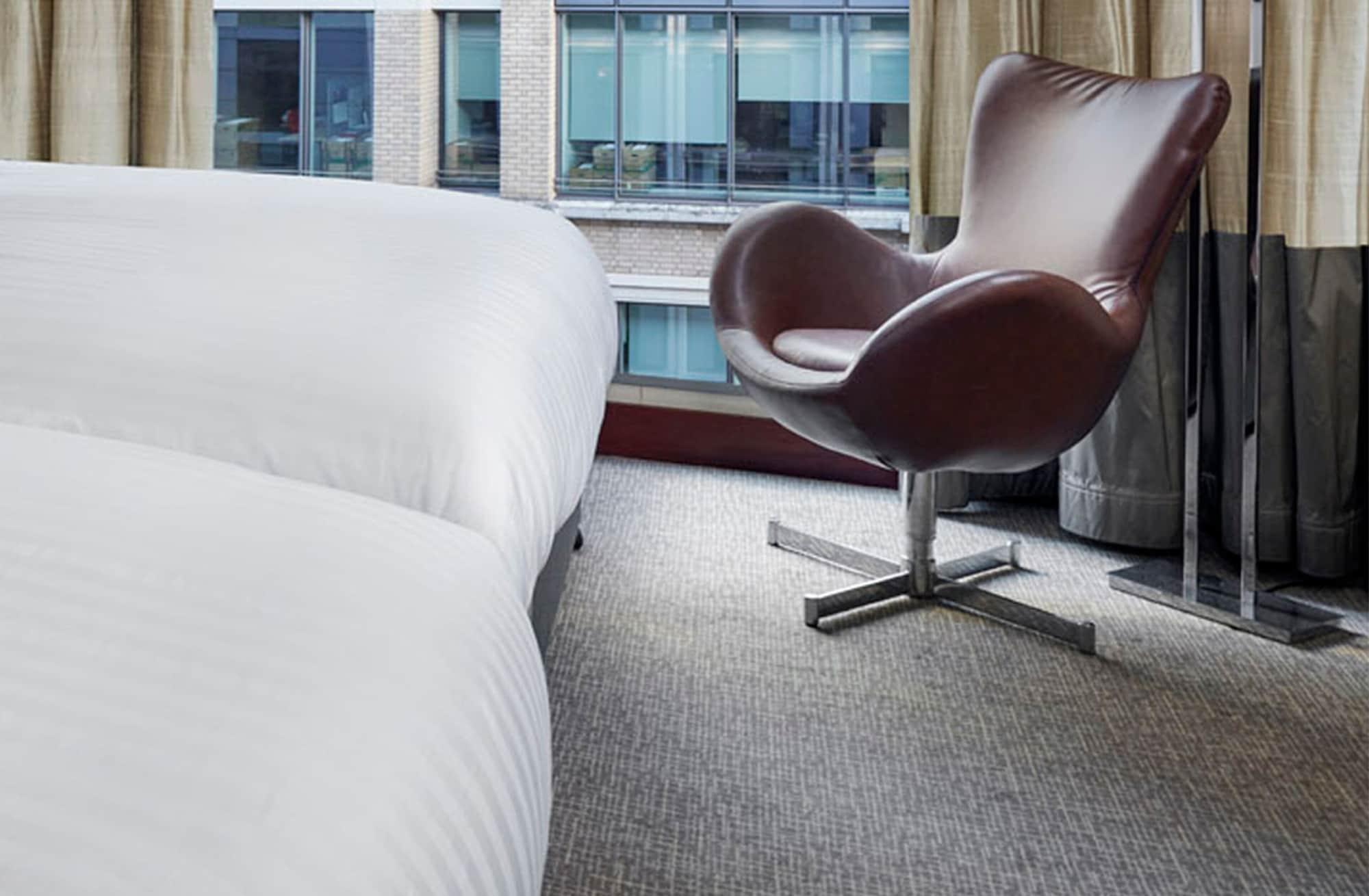 Leonardo Royal London St Paul'S Hotell Exteriör bild A chair in a hotel room
