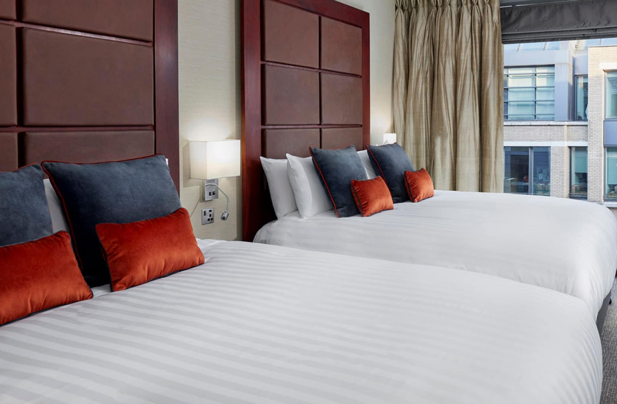 Leonardo Royal London St Paul'S Hotell Exteriör bild Two beds in a hotel room